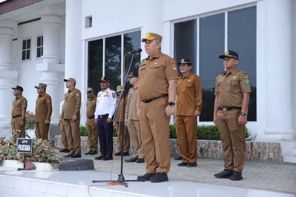 sekda asahan pimpin apel gabungan-1 Sekretaris Daerah Kabupaten Asahan Drs. Zainal Aripin Sinaga, M.H. memimpin apel gabungan Januari 2025 di halaman Kantor Bupati Asahan, Senin (06/01/2025). (foto: diskominfo asahan)