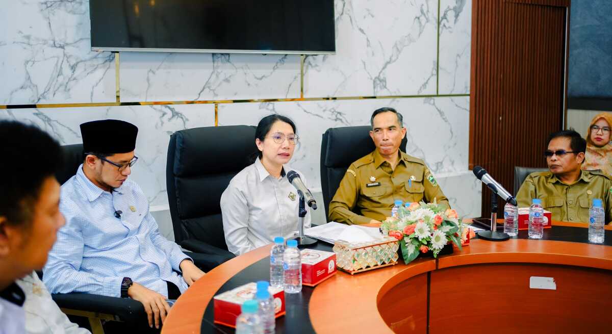 sekda solok terima kunjungan auditor bpk Sekda Medison menerima kedatangan Tim BPK RI Perwakilan Sumbar di Arosuka, Senin (3/2/2025). (Diskominfo Solok)