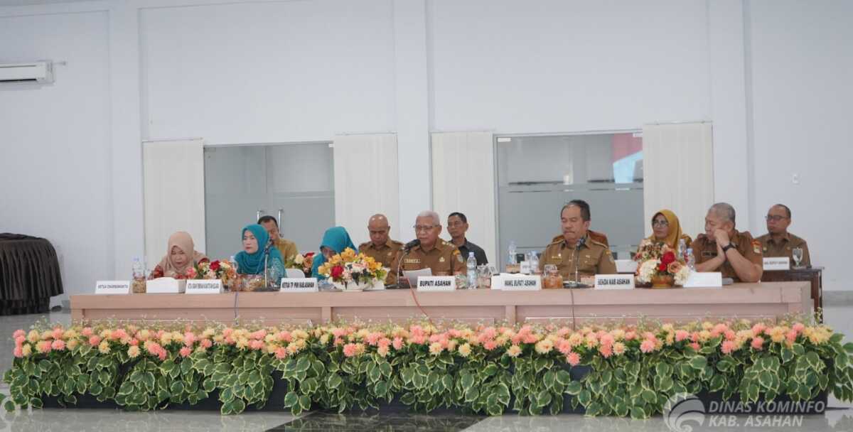 temu pamit bupati Asahan (2) Bupati Asahan H. Surya, B.Sc bersama dengan Wakil Bupati Asahan, Sekretaris Daerah Kabupaten Asahan dan OPD melakukan temu pamit dengan Aparatur Kecamatan Air Joman, Silau Laut, Rawang Panca Arga, Meranti, Senin (10/02/2025). (Foto: Diskominfo Asahan)