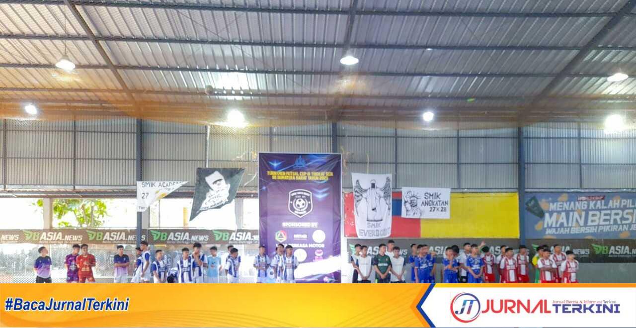 Para peserta siap-siap untuk acara pembukaaan Turnamen Futsal Cup III, yang digelar di lapangan futsal Gunapaksa Gurun Aua, pada Sabtu (15/2/2025). (JurnalTerkini.id/Amryan)