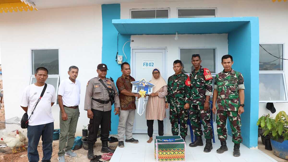 Badan Pengusahaan (BP) Batam memfasilitasi pergeseran terhadap 2 Kepala Keluarga (KK) terdampak pengembangan Rempang Eco City ke rumah baru di Tanjung Banun, Rabu (26/2/2025). (foto: humasbpbatam)