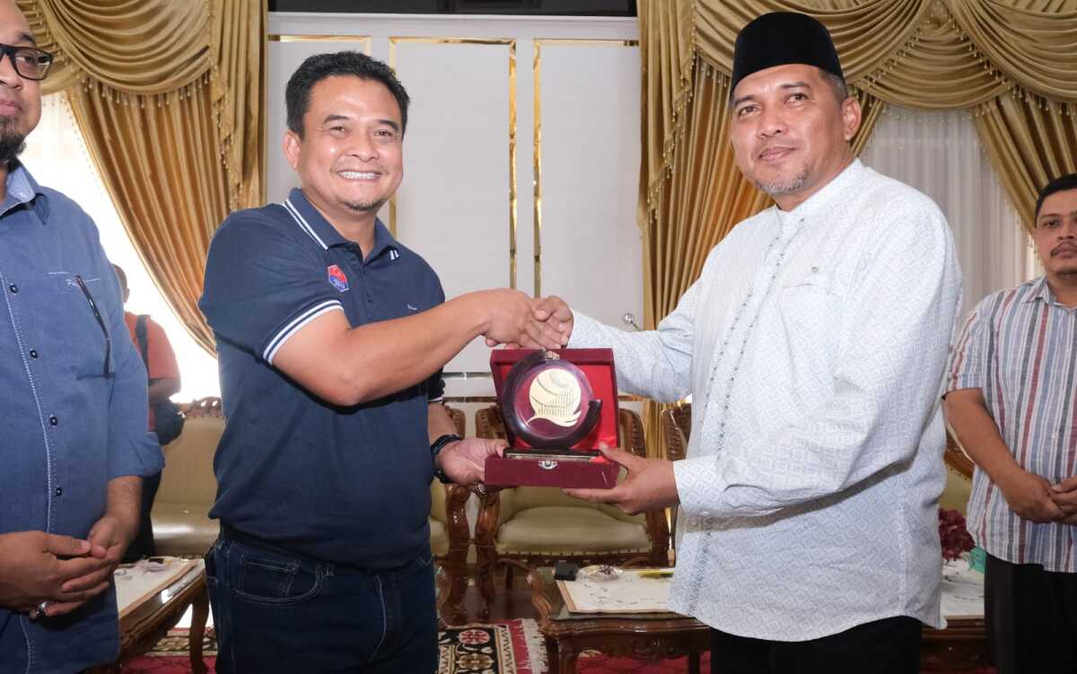 wabup Karimun Sambut wisatawan johor Wabup Karimun Rocky Marciano Bawole menyerahkan cinderamata kepada pengerusi negeri Johor. (JurnalTerkini.id/edy kencana)