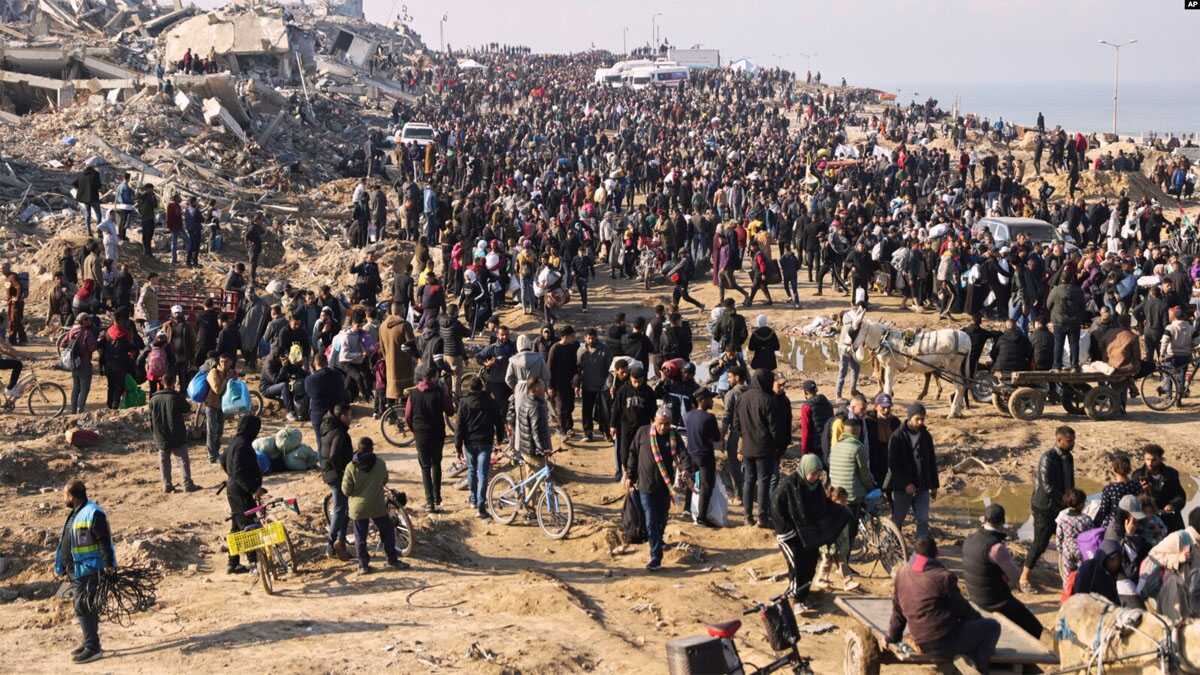 warga gaza mengungsi Warga Gaza yang mengungsi akibat perang kembali ke rumah mereka yang hancur di Gaza utara (27/1). Presiden AS Donald Trump ingin memindahkan warga Gaza ke lokasi lain. (foto: AP)