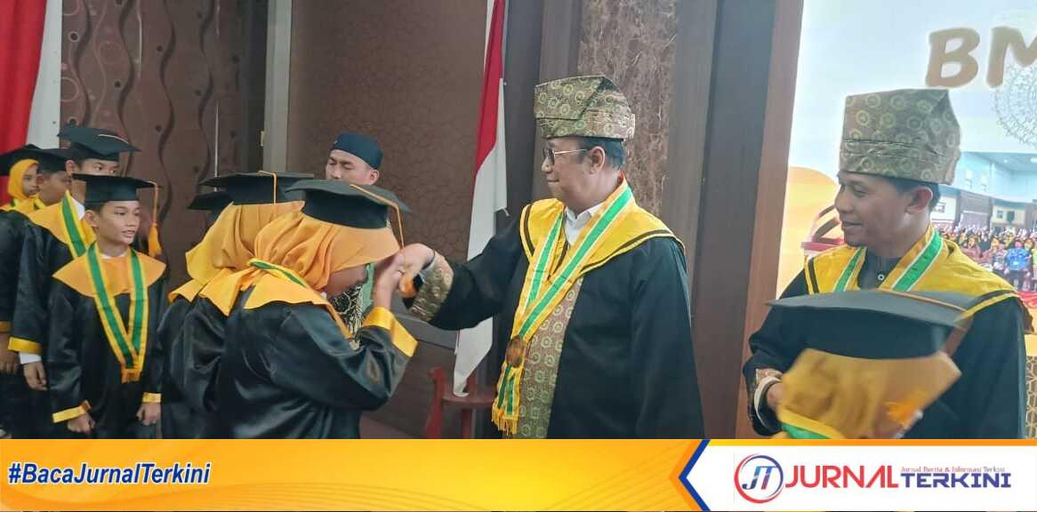 wisuda santri TPQ kecamatan Tebing Wakil Bupati Karimun Anwar Hasyim menghadiri wisuda santri Taman Pendidikan Al Quran (TPQ) se-Kecamatan Tebing bertempat di Gedung Nilam Sari, Kantor Bupati Karimun, Minggu (09/02/2025) pagi. (JurnalTerkini.id/edy kencana)