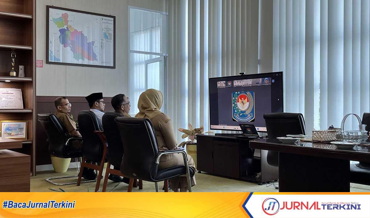 zoom meeting bersama mendagri Mendagri melalui zoom meeting menyampaikan rencana pelantikan Kepala Daerah Gubernur/Wakil gubernur, Bupati/Wakil Bupati, Walikota/Wakil Walikota terpilih, Senin (03/02/2025). (JurnalTerkini.id/Diona)