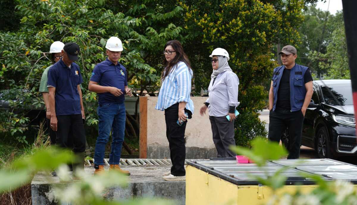 BP Batam tambah pipa booster air bersih 1 Anggota/Deputi Bidang Pelayanan Umum BP Batam, Ariastuty Sirait (tengah) mengunjungi IPA Dam Sei Harapan dan daerah stres area di Tanjung Riau, Sabtu (15/3/2025). (Foto: humasbpbatam)