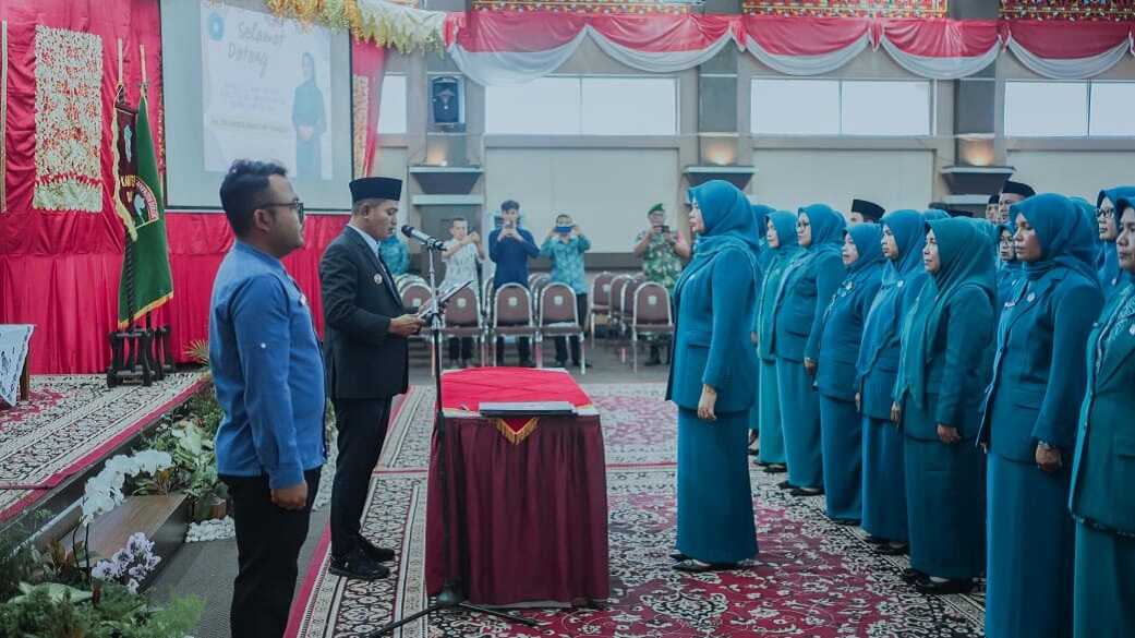 Bupati Solok Jon firman pandu kukuhkan Bunda lingkungan Hidup, Kamis (20/03/2025). (Foto DiskominfokabSolok)