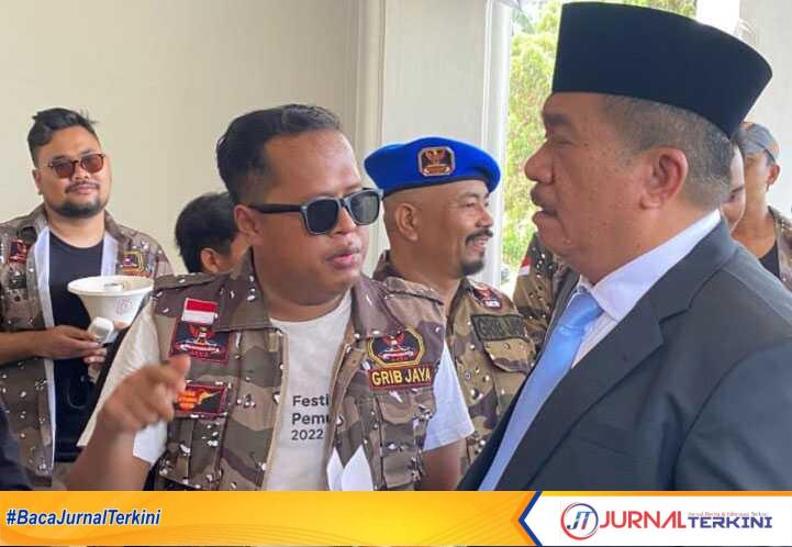 Dewan Pimpinan Cabang Gerakan Indonesia Bersatu (DPC GRIB Jaya) Kabupaten Asahan bersama warga Pasar Kisaran unjukrasa di Kantor DPRD Asahan, Senin (10/3/2025). (JurnalTerkini.id/fran)