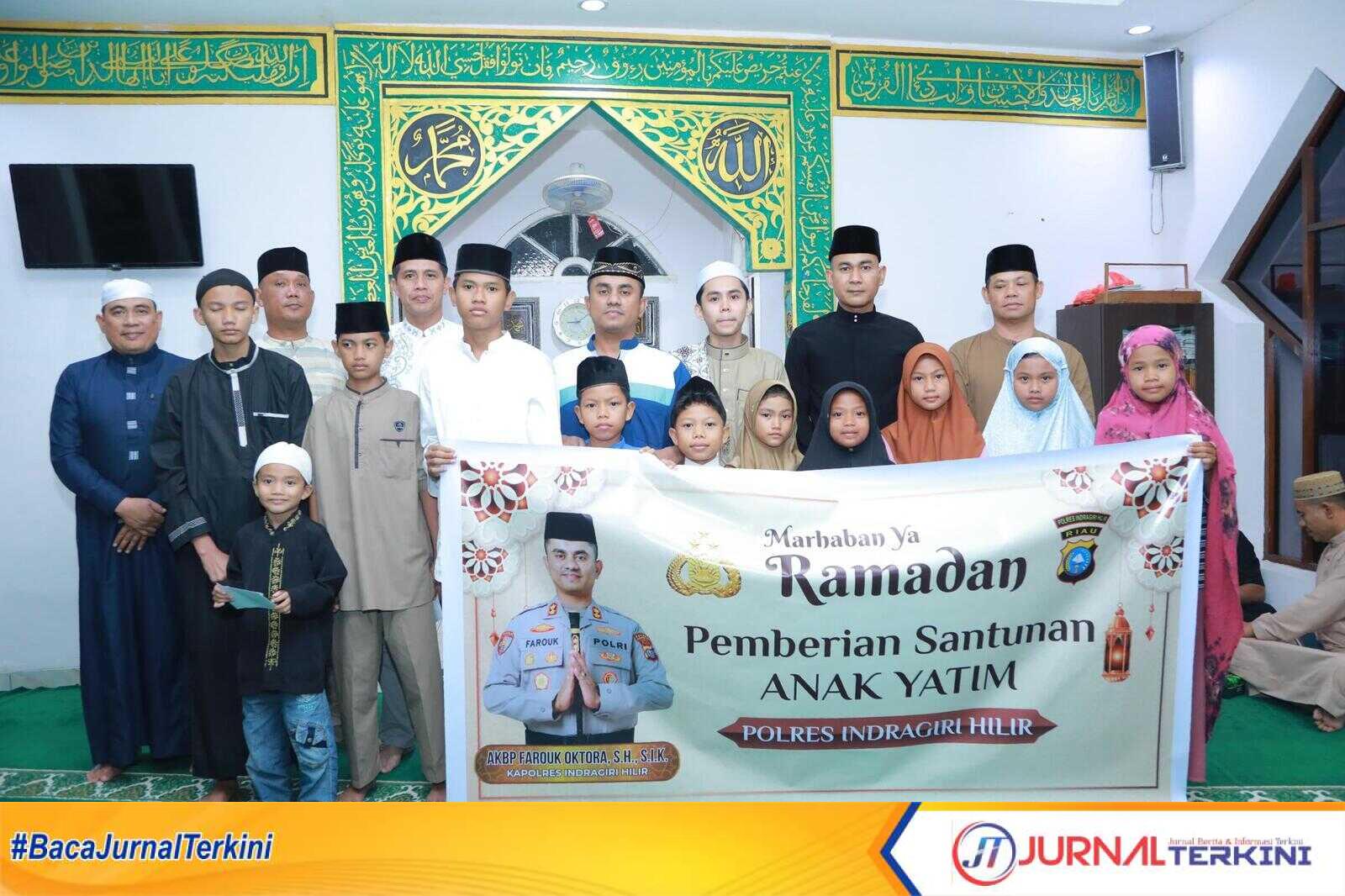 IMG-20250301-WA0014 Kapolres Inhil AKBP Farouk Oktora bersama jajarannya usia setelah sholat tarawih berjamaah memberikan santunan anak Yatim di di Masjid Al-Ma’arif Mapolres (Humas Polres Inhil)