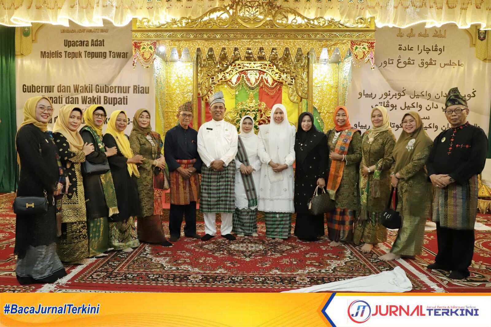 Bupati Inhil H Herman dan Wakil Bupati Inhil Yuliantini mengikuti kegiatan upacara adat tepuk Tepung Tawar oleh Pengurus LAMR Provinsi Riau (Foto forkopicam Pemda Inhil)