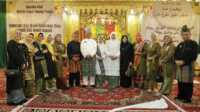 Bupati Inhil H Herman dan Wakil Bupati Inhil Yuliantini mengikuti kegiatan upacara adat tepuk Tepung Tawar oleh Pengurus LAMR Provinsi Riau (Foto forkopicam Pemda Inhil)