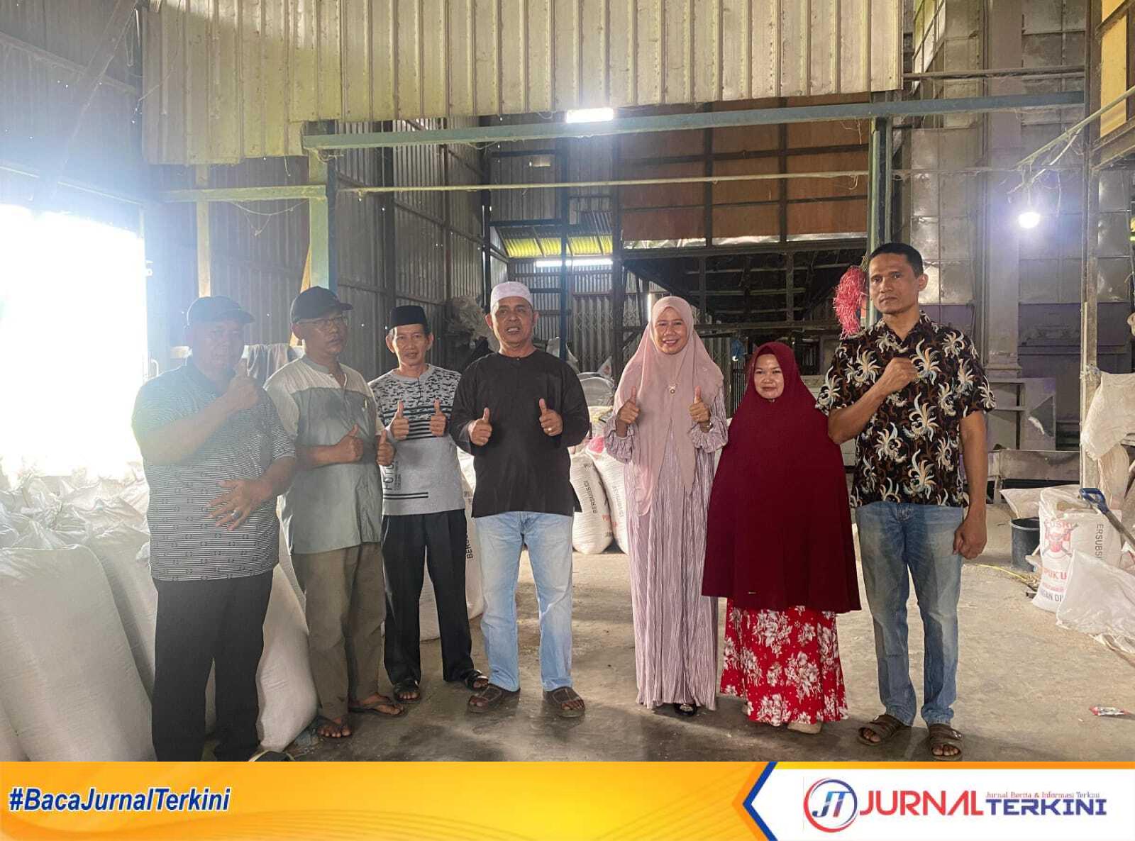 Ket foto: Haji Herman bersama Yuliantini saat singgah di gudang kilang padi Kecamatan Kempas, Minggu (2/3/2025).