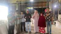 Ket foto: Haji Herman bersama Yuliantini saat singgah di gudang kilang padi Kecamatan Kempas, Minggu (2/3/2025).