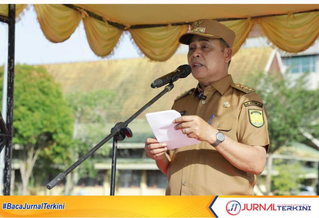Bupati Indragiri Hilir H Herman saat memberikan amanat nya Apel Gabungan Pengantar Tugas di Lingkungan Pemkab Inhil
