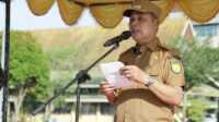 IMG-20250303-WA0012 Bupati Indragiri Hilir H Herman saat memberikan amanat nya Apel Gabungan Pengantar Tugas di Lingkungan Pemkab Inhil
