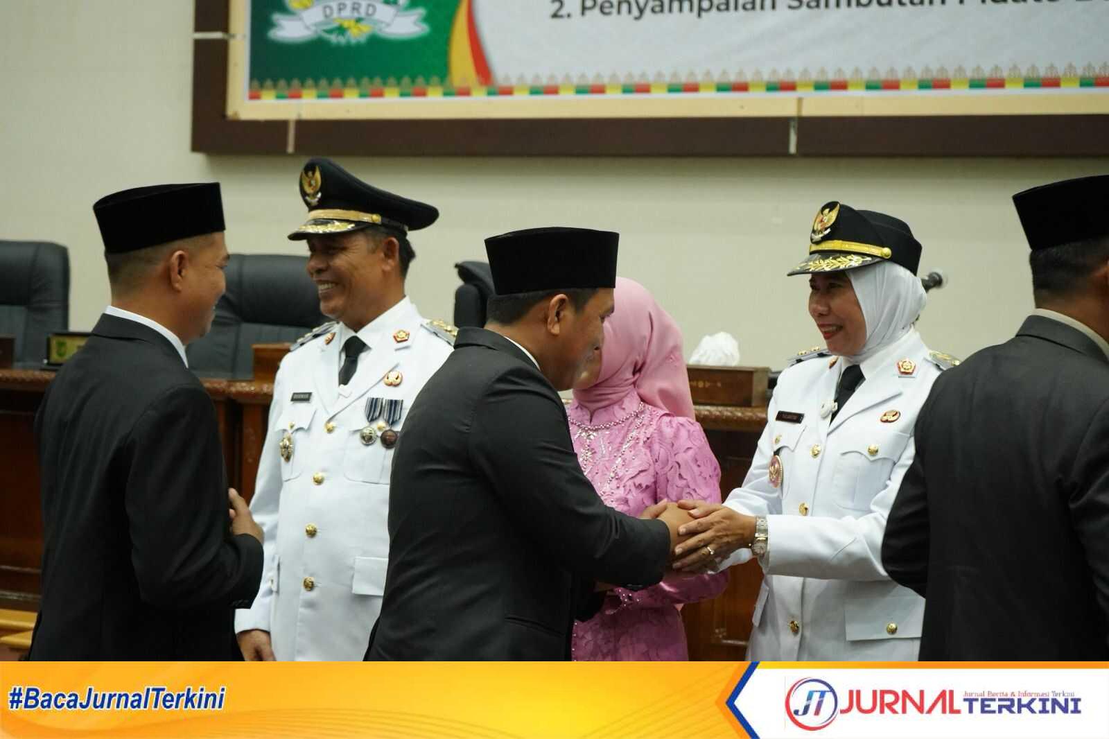 Bupati Inhil H Herman dan Wakil Bupati Inhil Yuliantini hadiri rangka serah terima jabatan Bupati dan Wakil Bupati Indragiri Hilir masa jabatan 2025-2030. Ruang Rapat Paripurna DPRD, Gedung DPRD Inhil, Jalan Soebrantas, Tembilahan.