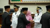 IMG-20250303-WA0017 Bupati Inhil H Herman dan Wakil Bupati Inhil Yuliantini hadiri rangka serah terima jabatan Bupati dan Wakil Bupati Indragiri Hilir masa jabatan 2025-2030. Ruang Rapat Paripurna DPRD, Gedung DPRD Inhil, Jalan Soebrantas, Tembilahan.