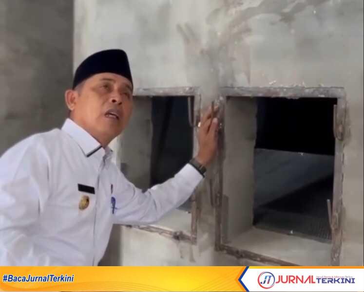 Ket foto: Bupati Inhil Herman saat menemukan kamar-kamar oven untuk pembakar pinang di Gudang Pelabuhan Parit 21. (Foto: SS Facebook)