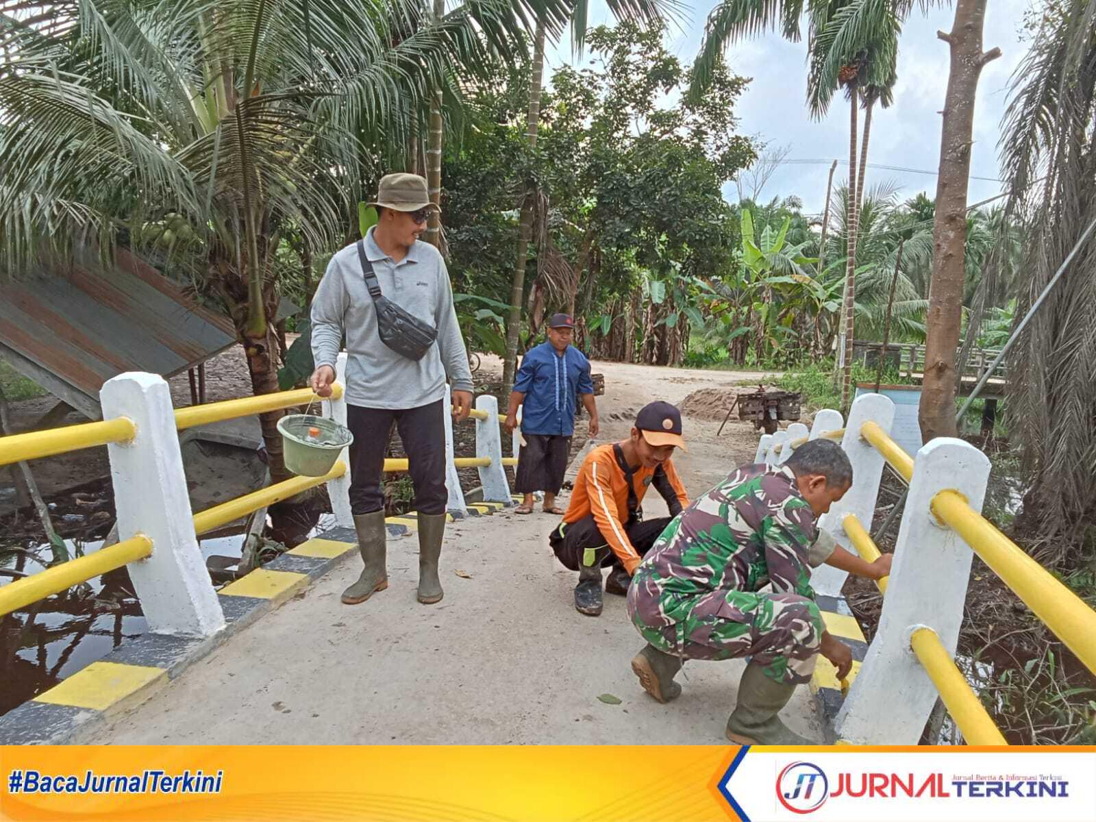 Foto anggota Koramil 10/Plg melaksanakan pengerjaan sasaran fisik TMMD ke- 123 di desa Mumpa kecamatan Tempuling, kabupaten Indragiri Hilir)