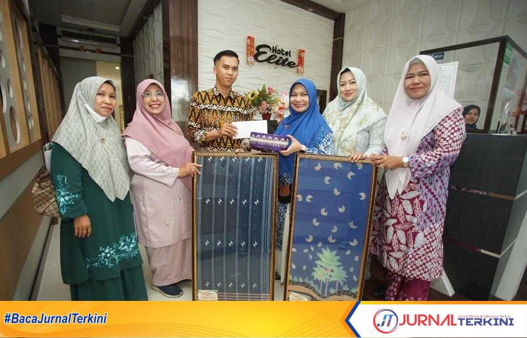 Ketua Umum Dewan Kerajinan Nasional Daerah kabupaten Indragiri Hilir hj Katerina Susanti Herman mempemossi kan Berbagai produk kerajinan khas Inhil di Hotel-hotel di Kota Tembilahan, kamis (6/3/2025).