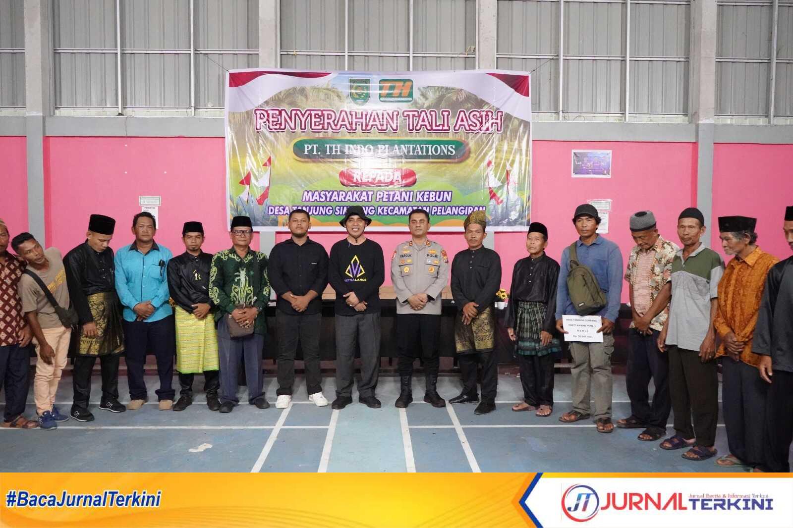 IMG-20250308-WA0007 H Herman Bupati Inhil Hadri Proses mediasi kedua belah pihak antara petani dan PT THIP akibat hama kumbang yang merusak perkebunan di Desa Tanjung Simpang