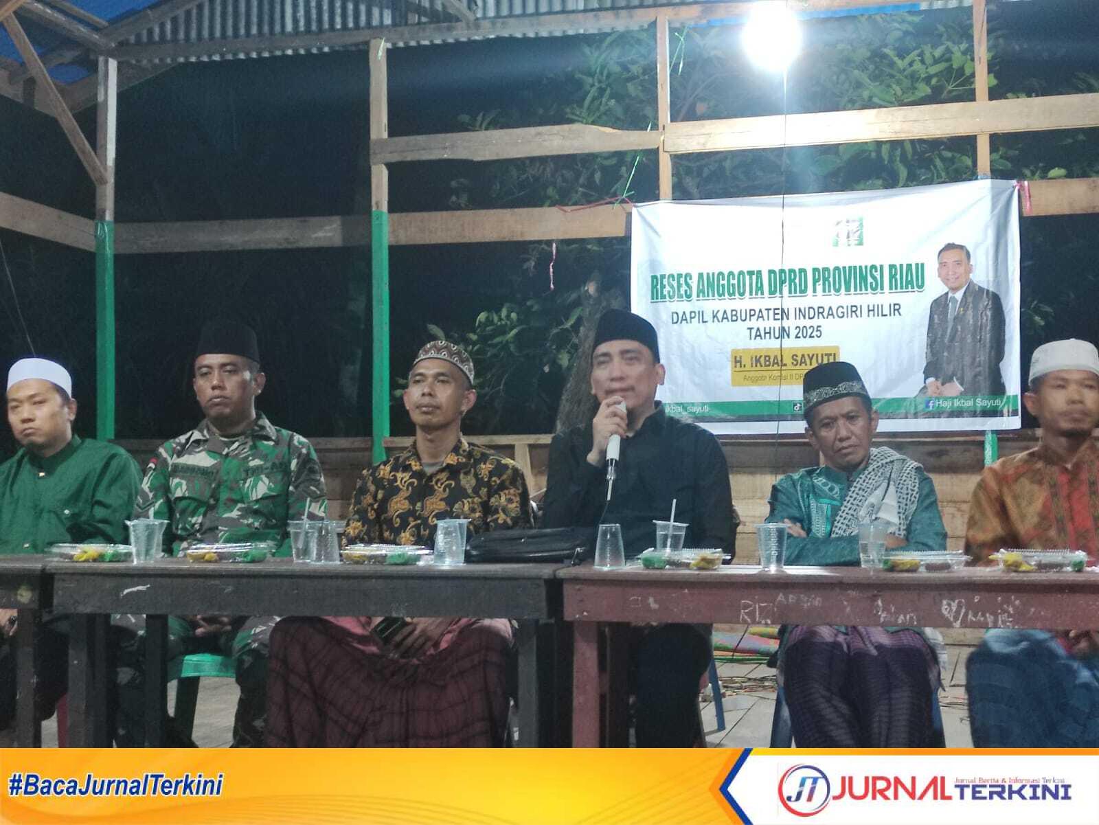 Anggota DPRD Provinsi Riau H Ikbal Sayuti saat memberikan sambutan dalam agenda reses II tahun 2025 di dapil pemilihannya Indragiri Hilir