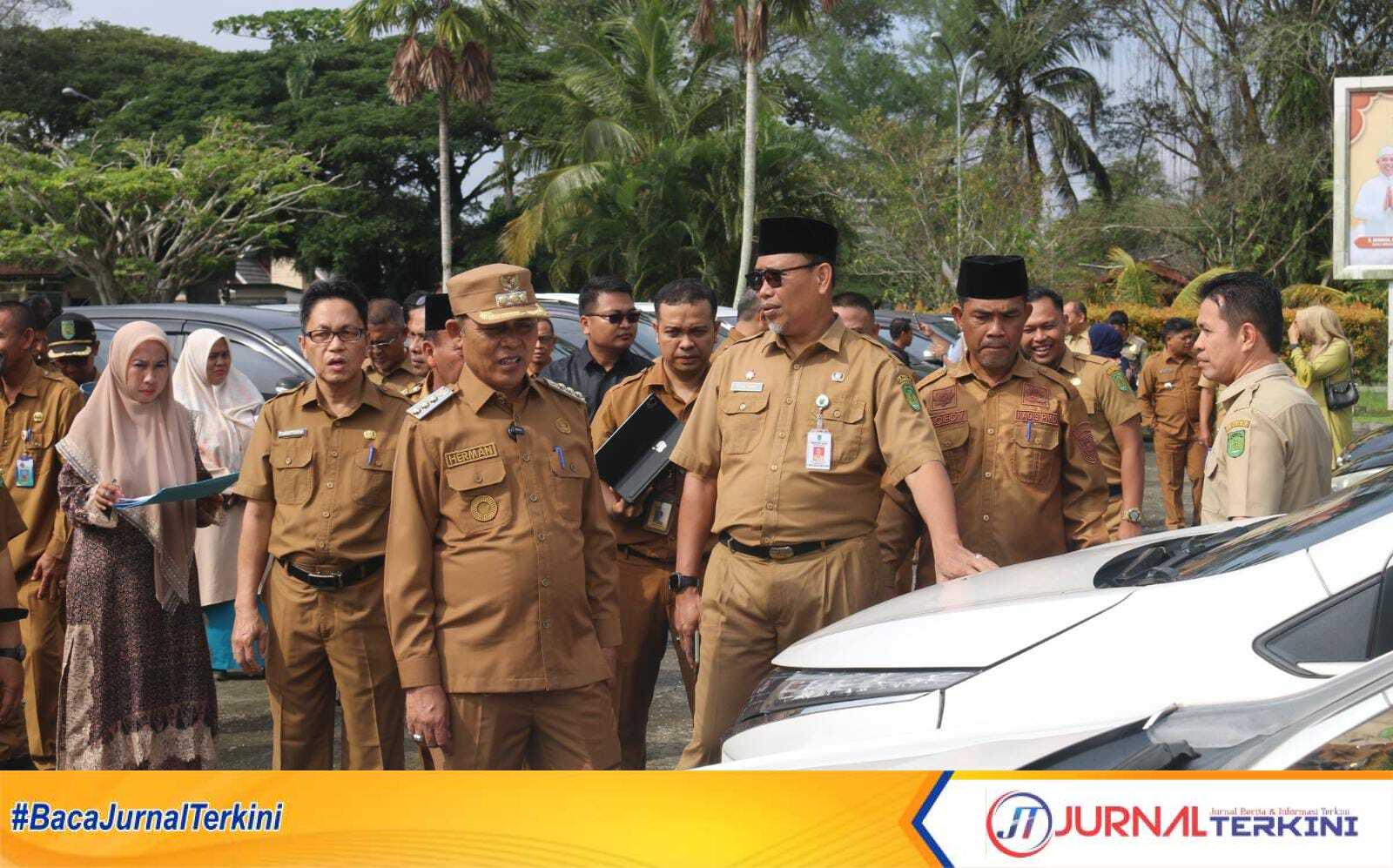 H Herman Bupati Inhil mengumpulkan mobil Dinas