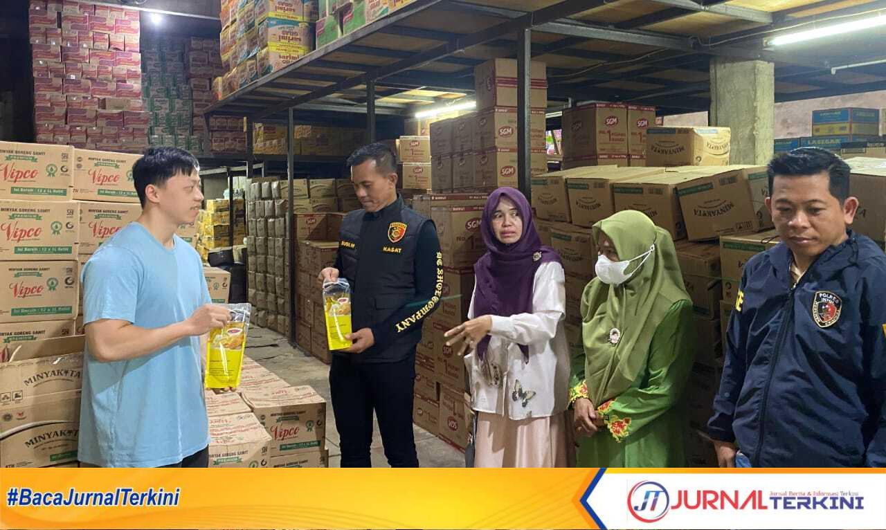 Kasat Reskrim Polres Inhil AKP Budi Winarko saat pengecekan Barang BDKT minyak Goreng milik distributor atau agen yang bertempat di wilayah Kecamatan Tembilahan
