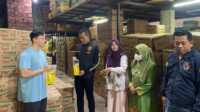Kasat Reskrim Polres Inhil AKP Budi Winarko saat pengecekan Barang BDKT minyak Goreng milik distributor atau agen yang bertempat di wilayah Kecamatan Tembilahan