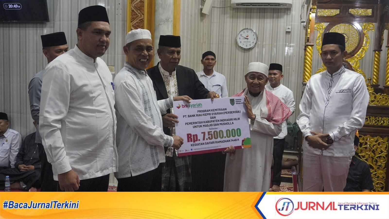 Bupati Inhil H Herman saat memberikan simbolis Penyerahan bantuan CSRdari Bank Rakyat Indonesia (BRK) Syariah kepada Ketua Masjid Mauizatul Hasanah