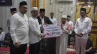 IMG-20250312-WA0026 Bupati Inhil H Herman saat memberikan simbolis Penyerahan bantuan CSRdari Bank Rakyat Indonesia (BRK) Syariah kepada Ketua Masjid Mauizatul Hasanah