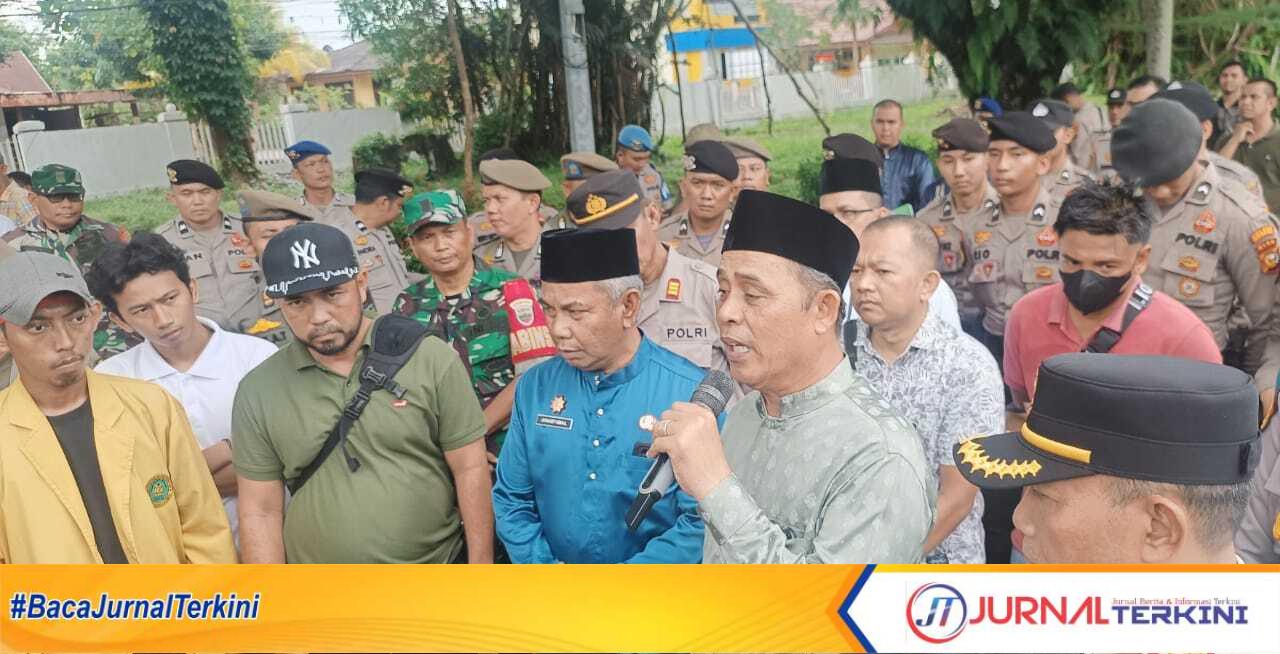 Ket foto: Bupati Inhil, Haji Herman, saat menghadapi massa aksi demontrasi di halaman kantor Bupati, Jumat (14/3/2025) sore.