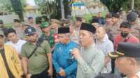IMG-20250314-WA0015 Ket foto: Bupati Inhil, Haji Herman, saat menghadapi massa aksi demontrasi di halaman kantor Bupati, Jumat (14/3/2025) sore.