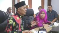 IMG-20250322-WA0013 Bupati Inhil H Herman saat memimpin Rapat Koordinasi (Rakoor) terkait pemasangan portal di Jalan Lintas Rengat - Tembilahan