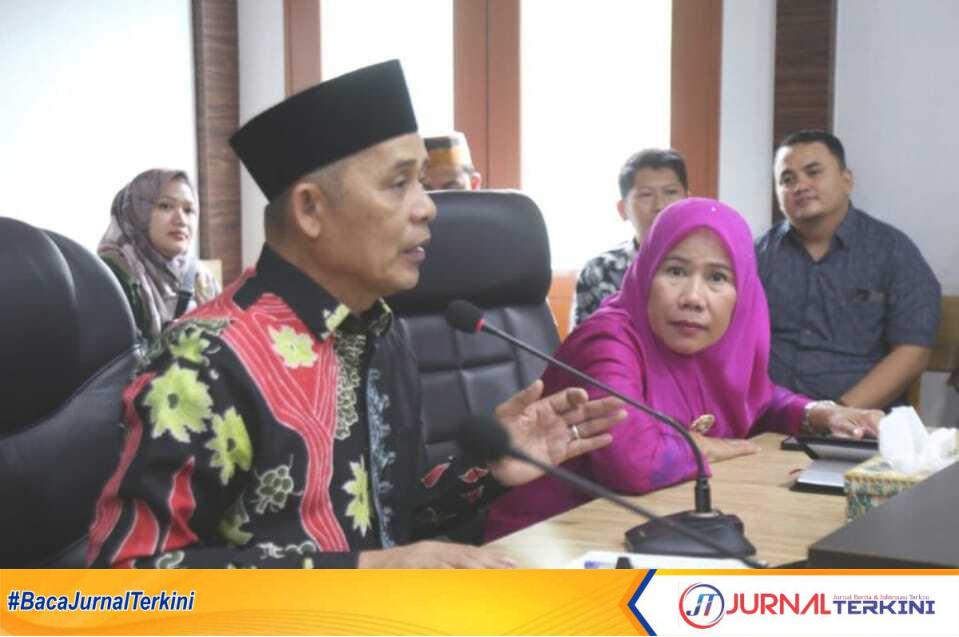 Bupati Inhil H Herman saat memimpin Rapat Koordinasi (Rakoor) terkait pemasangan portal di Jalan Lintas Rengat - Tembilahan