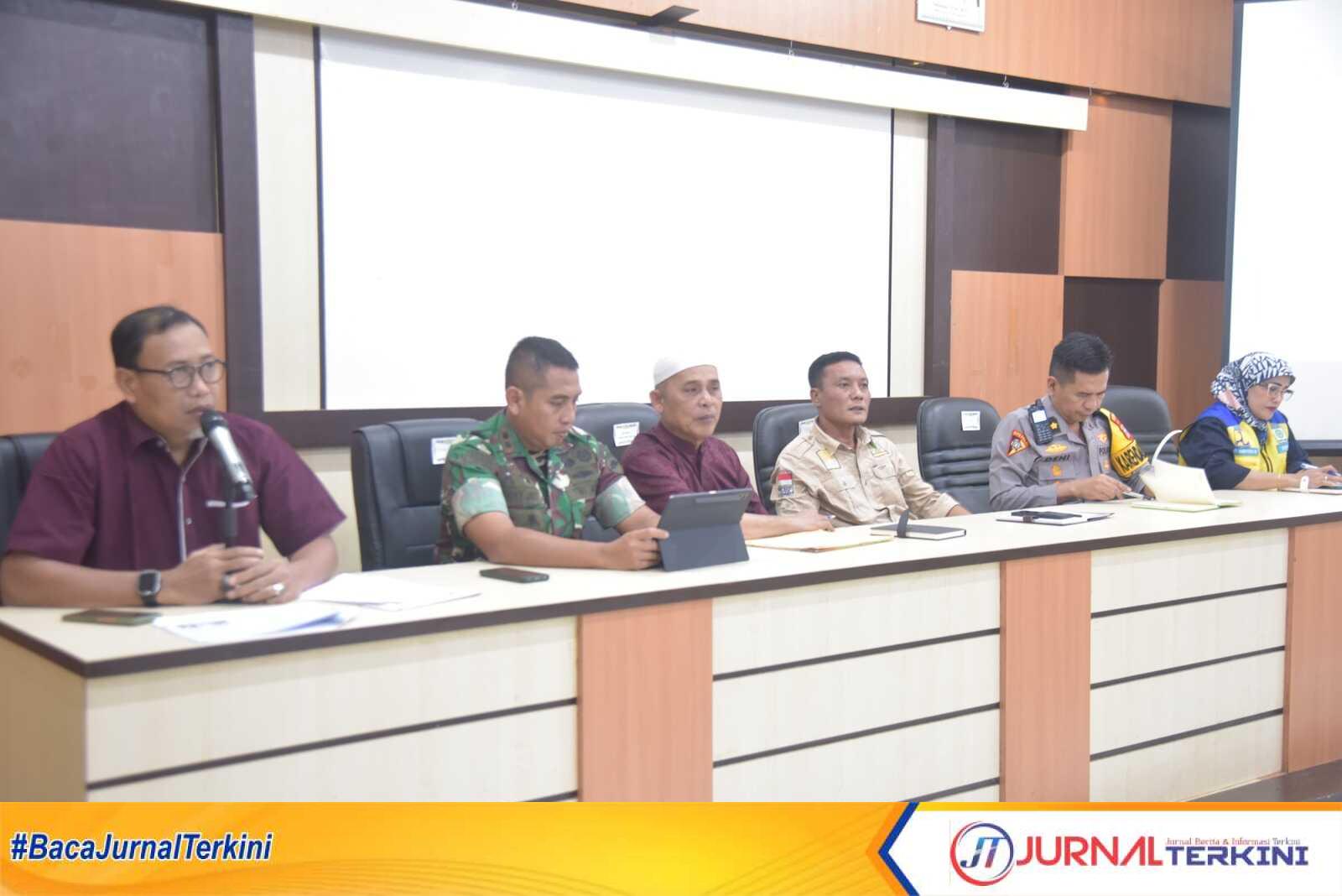 Bupati Inhil, H. Herman memimpin langsung rapat tanggap darurat penanggulangan bencana alam banjir di Wilayah Kabupaten Indragiri Hilir, (foto Prokopim Setda Inhil)