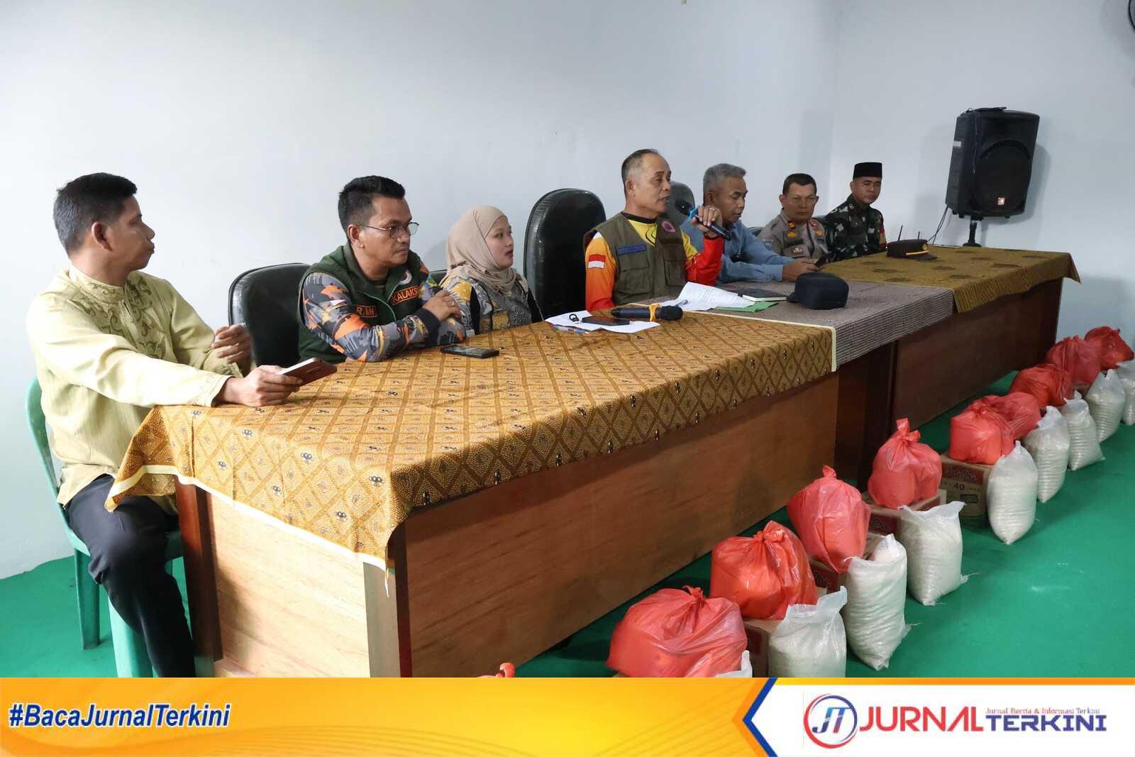 IMG-20250323-WA0016 Bupati Inhil H Herman saat menyerahkan bantuan berupa sembako kepada korban Bencana banjir di Desa Pekan Tua dan Desa Kulim Jaya (foto Prokopim Setda Inhil)