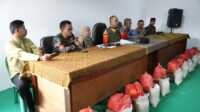 IMG-20250323-WA0016 Bupati Inhil H Herman saat menyerahkan bantuan berupa sembako kepada korban Bencana banjir di Desa Pekan Tua dan Desa Kulim Jaya (foto Prokopim Setda Inhil)