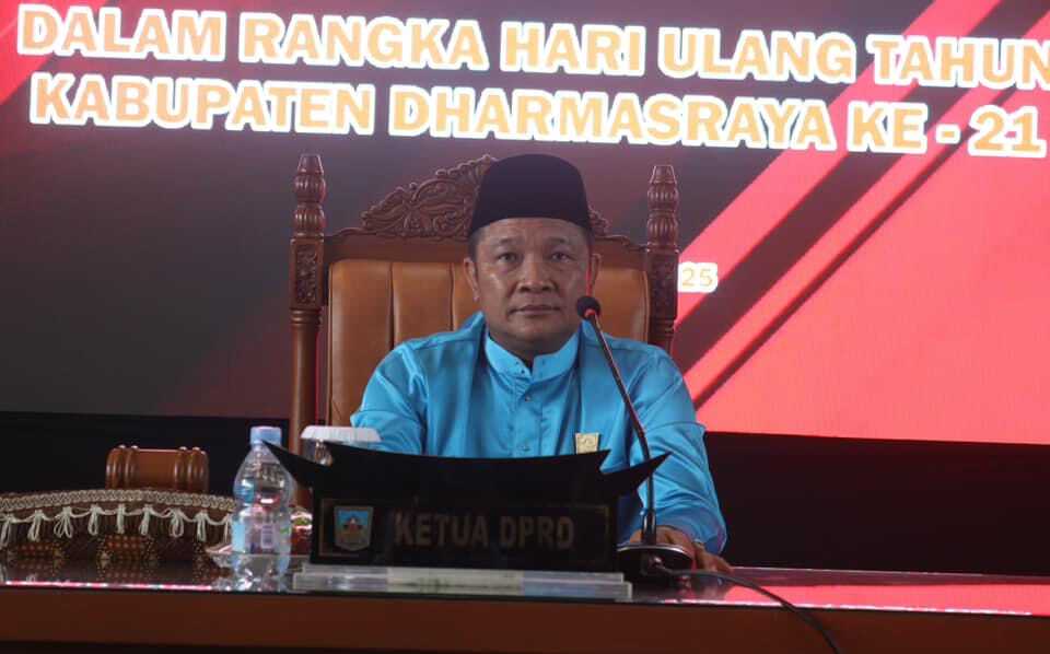 Ketua DPRD Dharmasraya Jemmi Hendra memimpin rapat paripurna dengan agenda peringatan Hari Ulang Tahun (HUT) ke-21 Kabupaten Dharmasraya, Selasa (7/1/2025). (Dokumentasi pribadi)