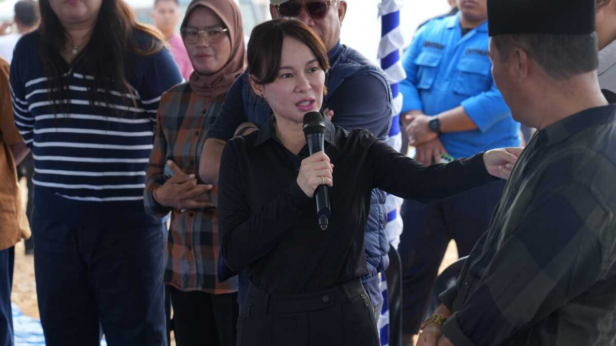 Wakil Kepala BP Batam, Li Claudia Chandra mendampingi Menteri Transmigrasi RI, M. Iftitah Sulaiman Suryanegara saat melaksanakan kunjungan kerja hari kedua di Kawasan Rempang pada Minggu (30/3/2025). (Foto: humasbpbatam)