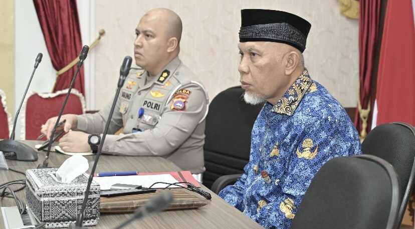 Mahyeldi rapat persiapan lebaran Gubernur Sumbar (Kanan) pimpin rapat persiapan menyambut lebaran 1446 H bersama OPD terkait, Senin (17/03/2025). (Foto: Biro Adpim Sumbar)