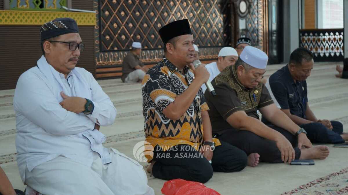 Masjid Agung h Achmad bakrie Badan Kesejahteraan Masjid (BKM) Agung H. Achmad Bakrie Kisaran menyalurkan bantuan kepada 50 orang anak yatim dan 87 orang kaum dhuafa yang berada di sekitaran Kota Kisaran, Jumat (14/03/2025). (Diskominfo Asahan)