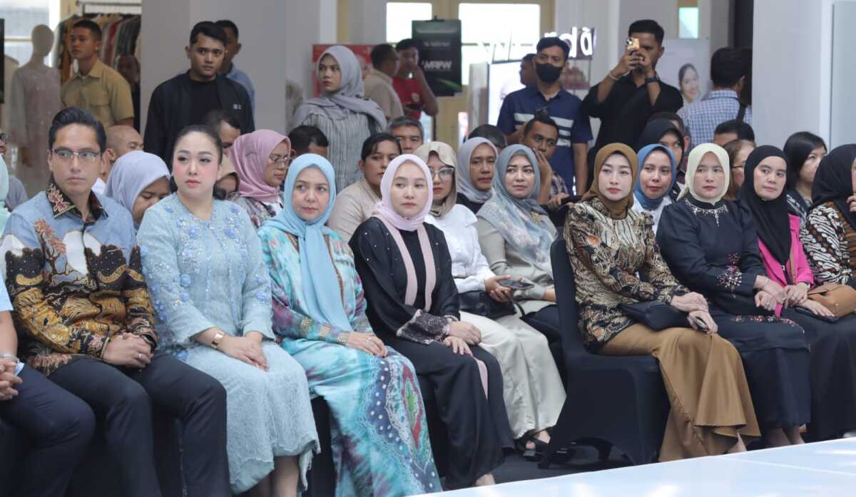 Medan raya fashion week Ketua TP-PKK Kabupaten Asahan Ny. Yusnila Indriati Taufik mengikuti serangkaian acara penutupan Medan Raya Fashion Week (MRFW) yang bertempat di Gedung Waren Whuis Medan, Minggu (23/03/2025). (Diskominfo Asahan)