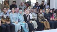 Medan raya fashion week Ketua TP-PKK Kabupaten Asahan Ny. Yusnila Indriati Taufik mengikuti serangkaian acara penutupan Medan Raya Fashion Week (MRFW) yang bertempat di Gedung Waren Whuis Medan, Minggu (23/03/2025). (Diskominfo Asahan)