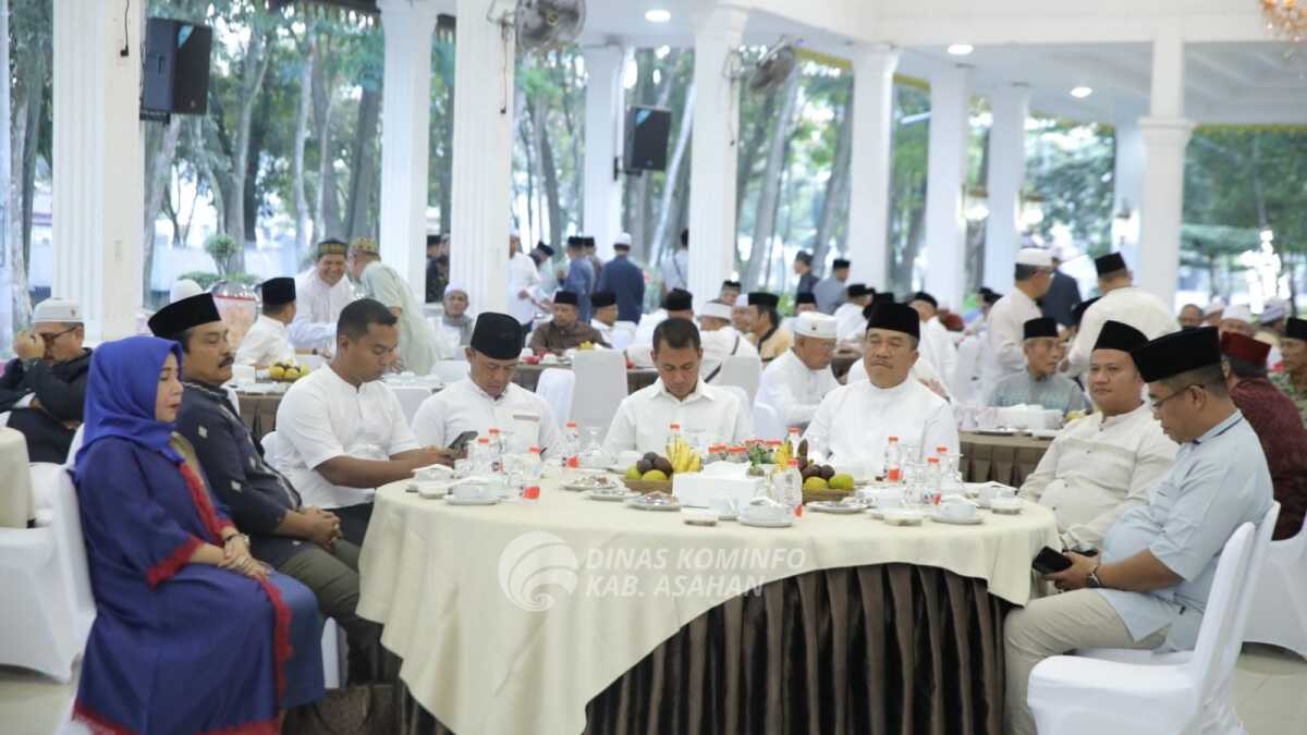 Pemkab Asahan buka puasa bersama Pemerintah Kabupaten Asahan menggelar buka puasa bersama Tim Safari Ramadhan yang bertempat di Pendopo Rumah Dinas Bupati Asahan, Rabu (5/3/2025). (Diskominfo Asahan)