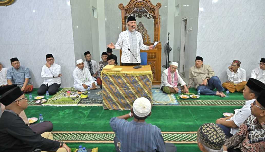 Tim Safari Ramadhan Pemprov Sumbar di Mesjid Baiturahman, Kecamatan Mandiangin Koto Selayan, Kota Bukittinggi, Rabu (12/03/2025).( Foto Adpim Sumbar).