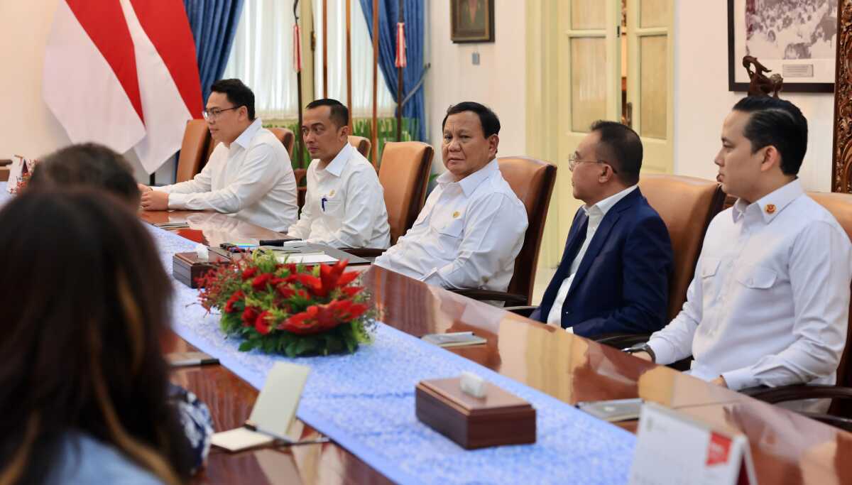 Prabowo dan BP Batam Presiden Republik Indonesia, Prabowo Subianto mengarahkan Kepala BP Batam, Amsakar Achmad beserta jajaran untuk mempercepat kemajuan Batam dari berbagai sektor dalam pertemuan pada Kamis (13/3/2025) di Istana Negara Jakarta. (Foto: humasbpbatam)