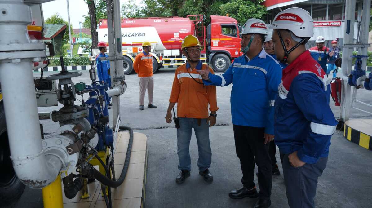 Rianto tinjau persediaan bbm Wakil Bupati Asahan, Rianto SH., MAP, melakukan peninjauan kesiapan pasokan Bahan Bakar Minyak (BBM) di Pertamina Fuel Terminal Kisaran menjelang arus mudik Idul Fitri 1446 Hijriah, Rabu (19/3/2025). (Diskominfo Asahan)