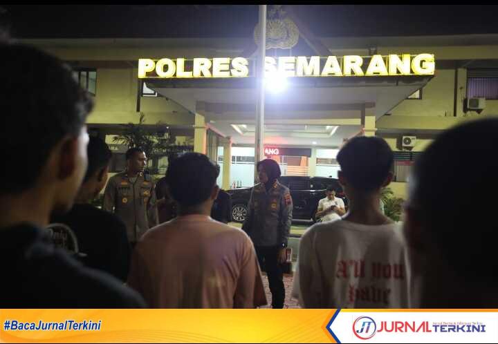 AKBP Ratna memberikan arahan langsung kepada puluhan remaja di Mapolres Semarang pada Selasa malam. / Dok.Foto.Humas Polres Semarang. (jurnalterkini.id/Ponco)