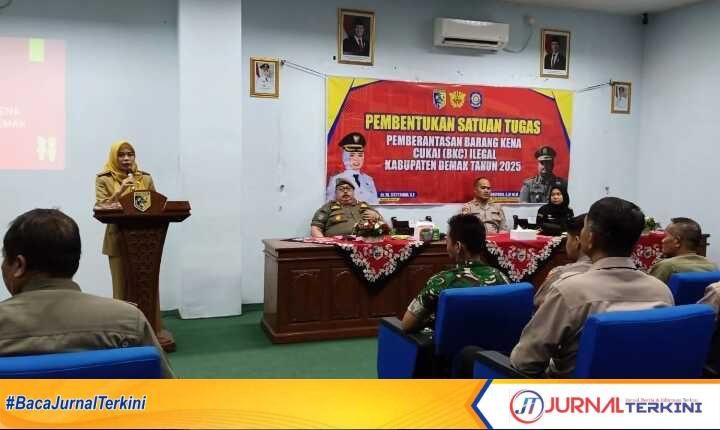 Bupati Demak Esti'anah dalam acara peresmian Satuan Tugas (Satgas) Pemberantasan Barang Kena Cukai (BKC) Ilegal Kabupaten Demak Tahun 2025 di Ballroom Wakil Bupati, Lantai 1.(jurnalterkini.id/Ponco)